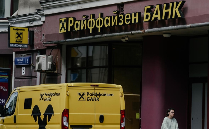 Клиенты Райффайзенбанка вывели ₽120 млрд перед отменой переводов в