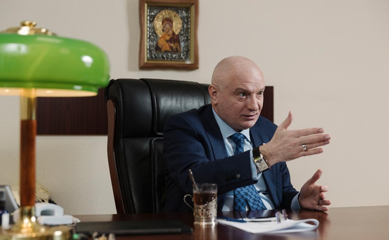 Клишас напомнил о Конституции после поправок о помощи юристов