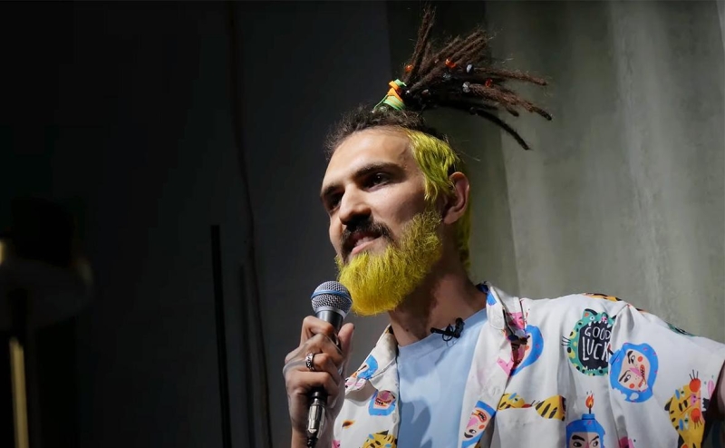 Комика Останина задержали за оскорбление участника военной операции