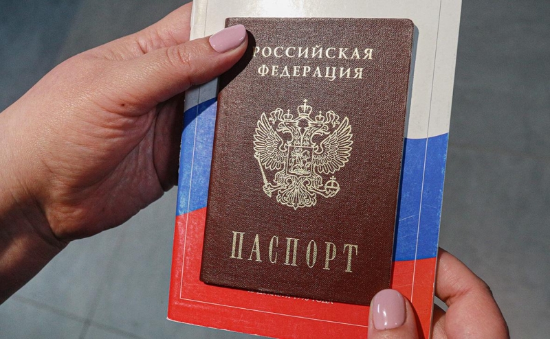 Комиков Комиссаренко и Романова лишили российского гражданства