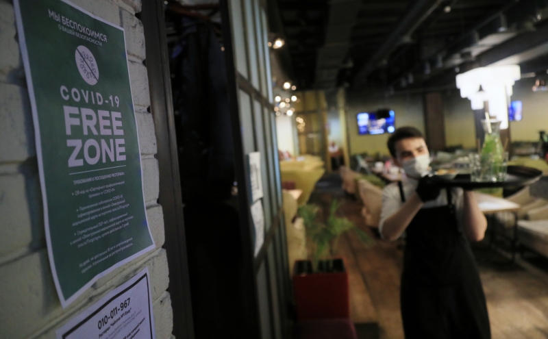 &laquo;Коммерсантъ&raquo; узнал о проблемах у иностранцев при получении QR-кодов