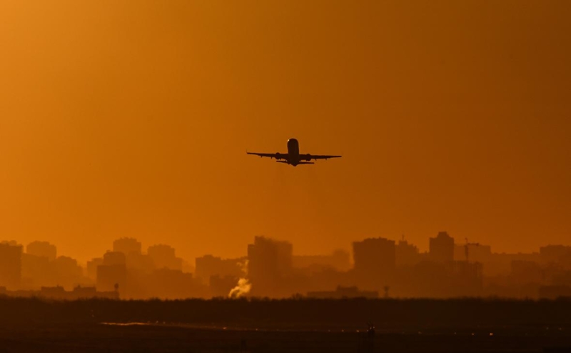 «Коммерсантъ» узнал о возможном введении допсбора с авиапассажиров