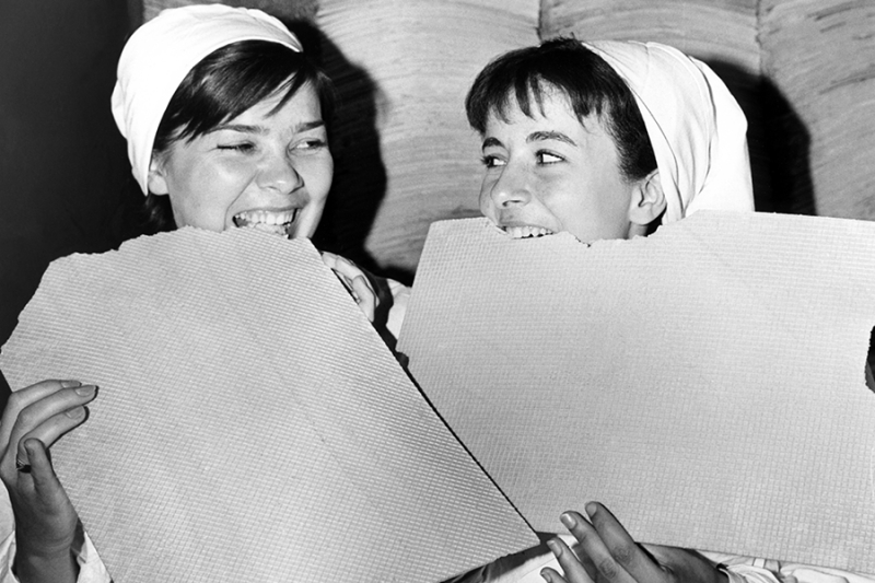 Корнет Шурочка и медсестра Зоя. Главные кадры из жизни Ларисы