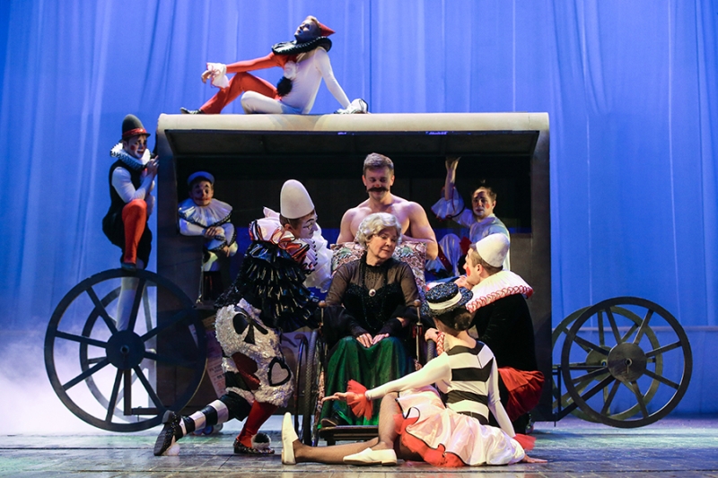 Корнет Шурочка и медсестра Зоя. Главные кадры из жизни Ларисы