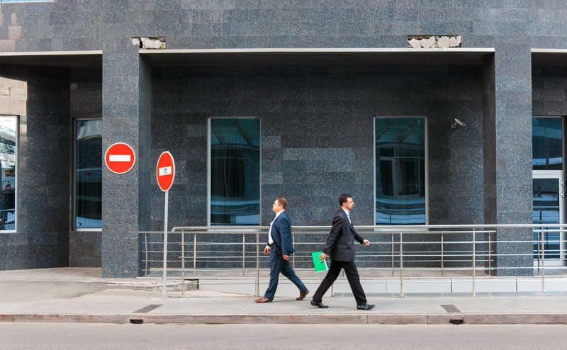 Кремль назвал несерьезной схему Макфола по снятию санкций с