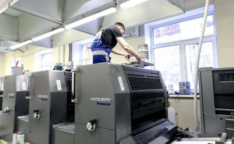 Крупнейшая типография заявила об аномалии трат на клей из-за толщины