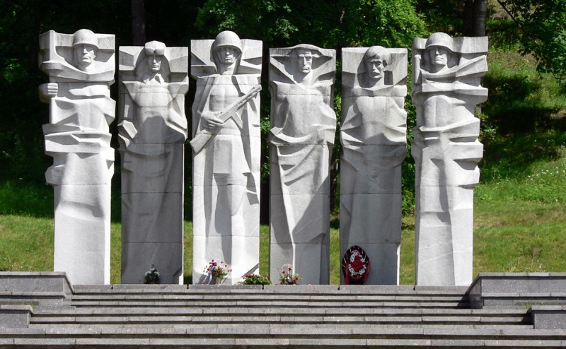 Крупнейший мемориал советским воинам в Литве демонтируют в сентябре