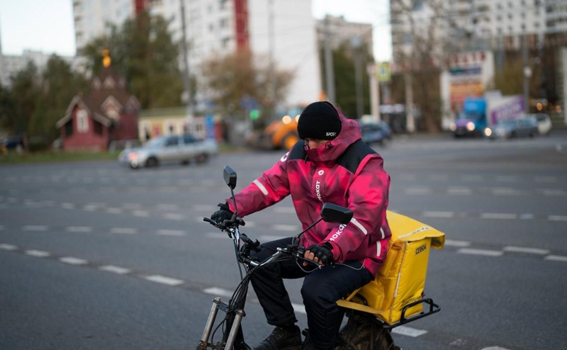 Курьерам-мусульманам запретили перевозить свинину, алкоголь и идолов