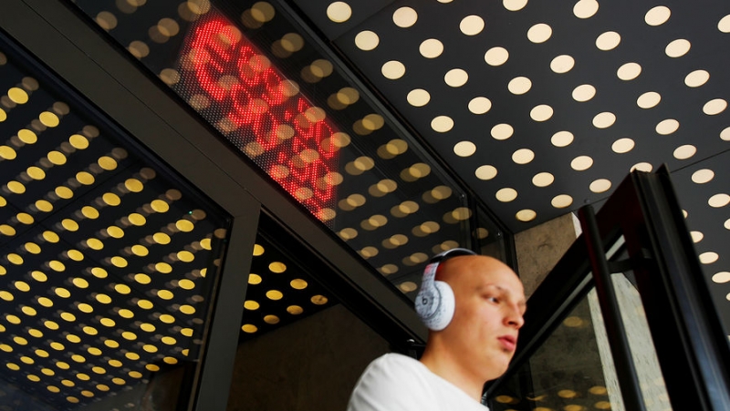 Курс доллара опустился ниже 73 рублей