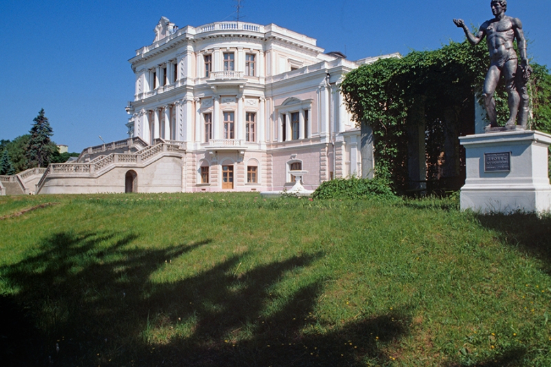 Курский губернатор показал последствия обстрела усадьбы Барятинских