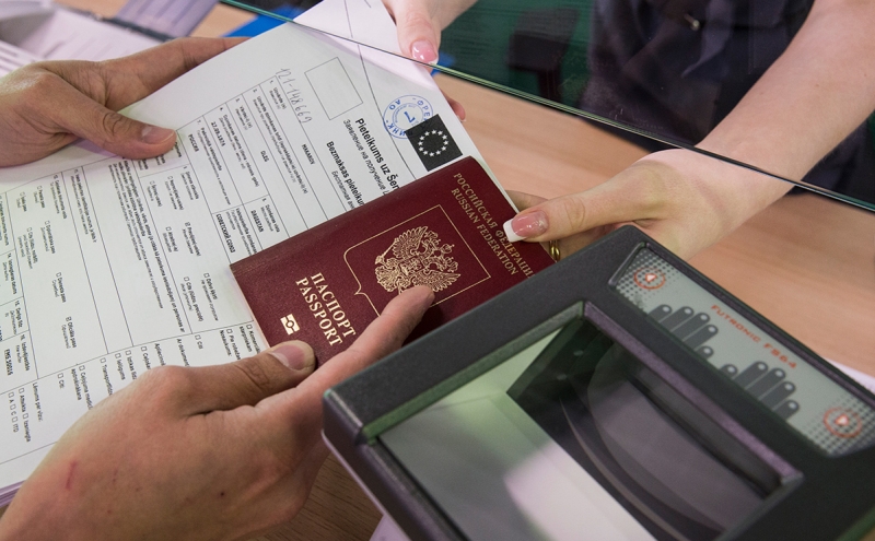 Латвия приостановила выдачу виз россиянам на неопределенный срок