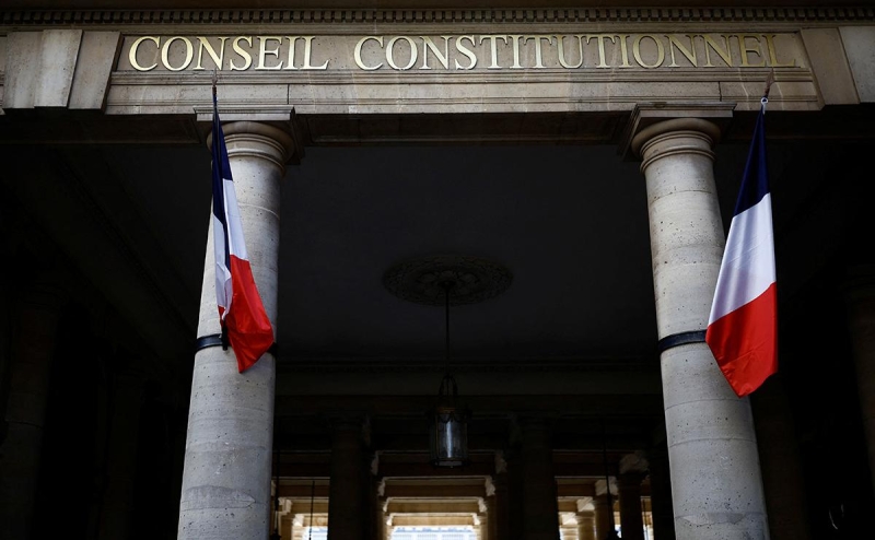 Le Monde сообщила, что Макрон подписал закон о пенсионной реформе