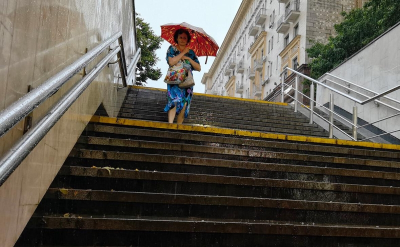 Ливень в Москве затопил некоторые улицы, вода попала в метро и Госдуму