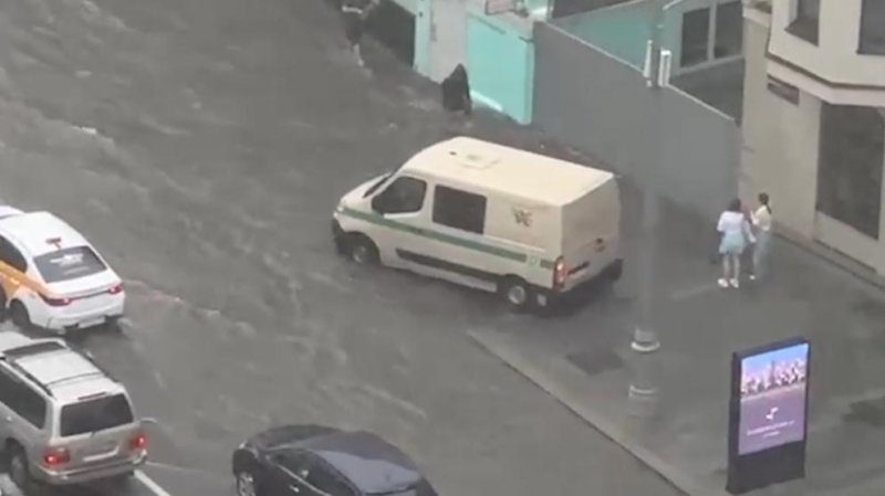 Ливень в Москве затопил некоторые улицы, вода попала в метро и Госдуму