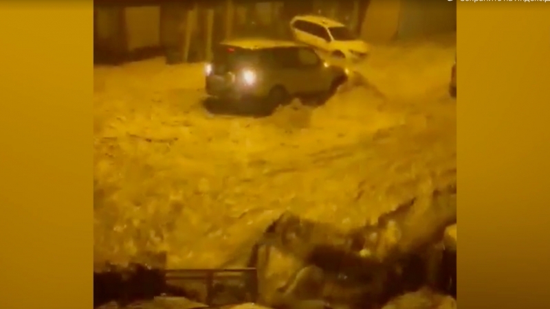 Ливень, закрытые пляжи и вой сирены. Сочи снова ушел под воду