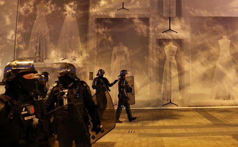 LVMH Celine отменил модный показ в Париже на фоне протестов