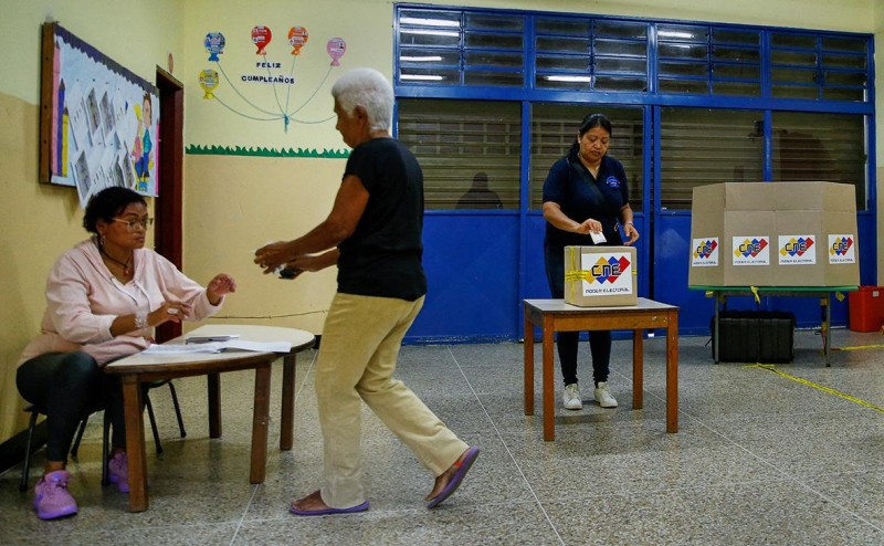 Мадуро показал карту Венесуэлы с регионом соседней Гайаны