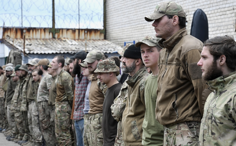 Макрон и Шольц призвали Путина освободить пленных военных с «Азовстали»