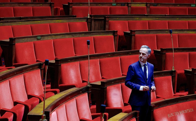 Макрон со второго раза принял отставку кабмина самого молодого