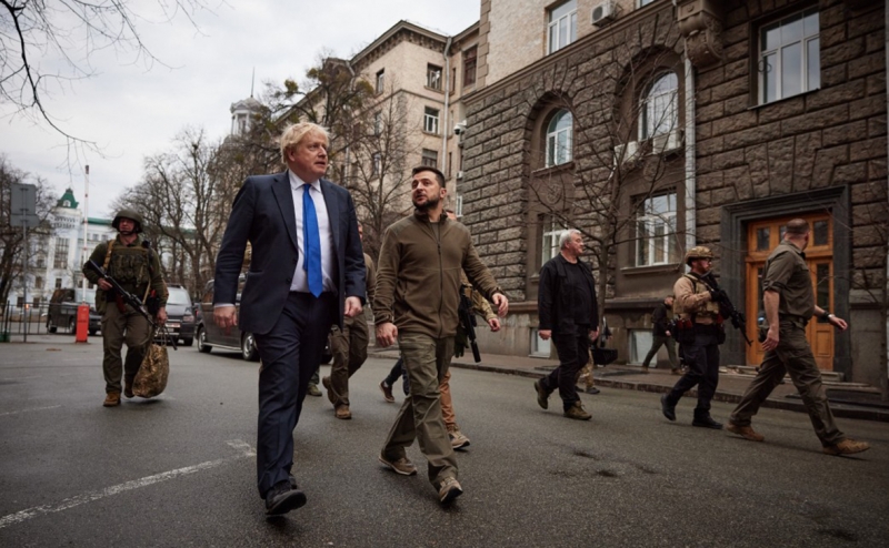 Макрон заявил, что пока не будет «следовать моде» на поездки в Киев