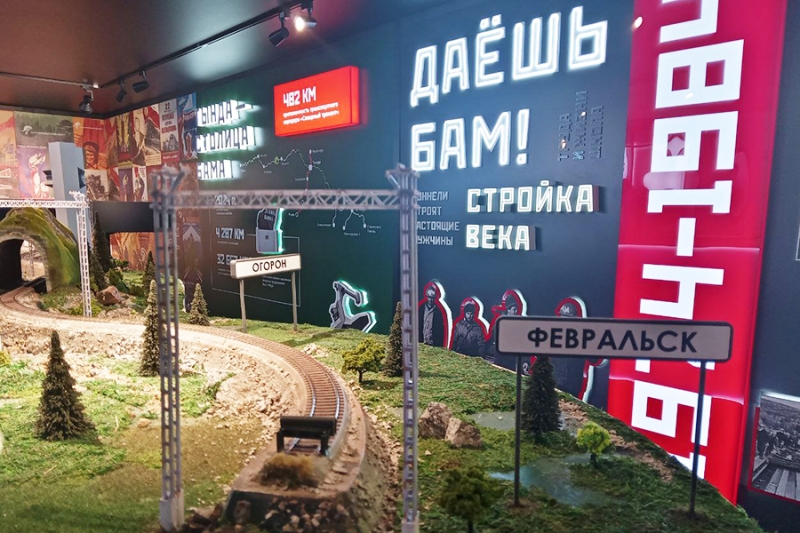 Мамонт и БАМ на первом дне ВЭФ. Фоторепортаж