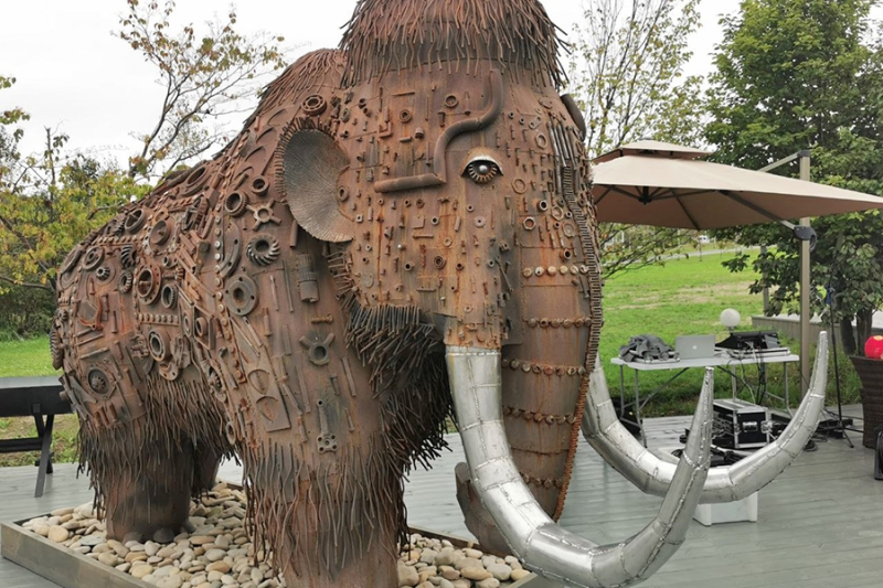 Мамонт и БАМ на первом дне ВЭФ. Фоторепортаж