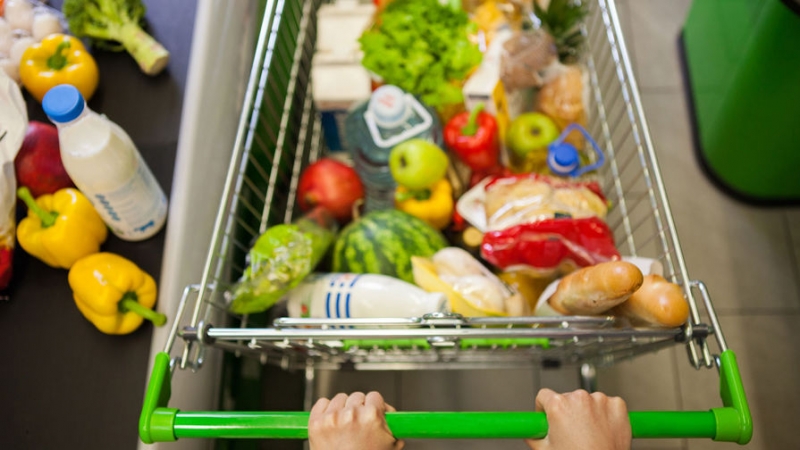 Мантуров призвал не заигрываться с регулированием цен на продукты