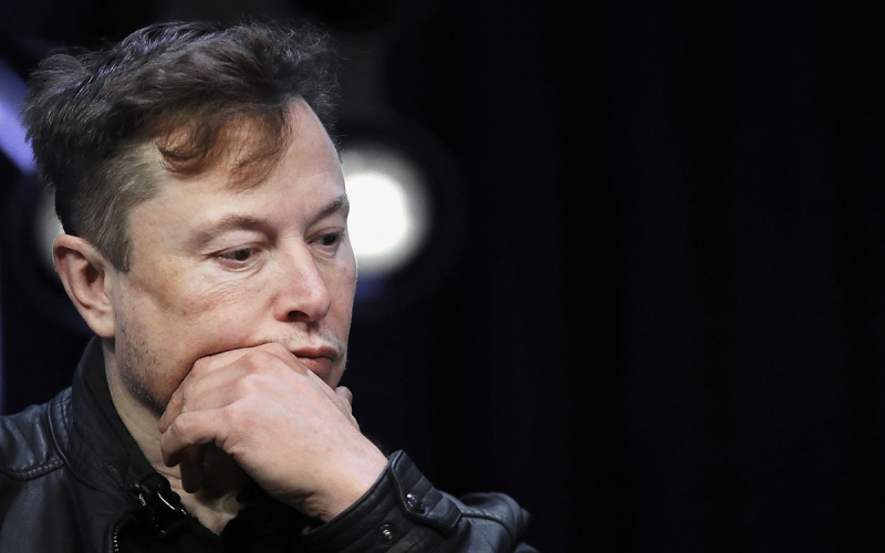 Маск потерял $15 млрд и лидерство в рейтинге после падения курса битко