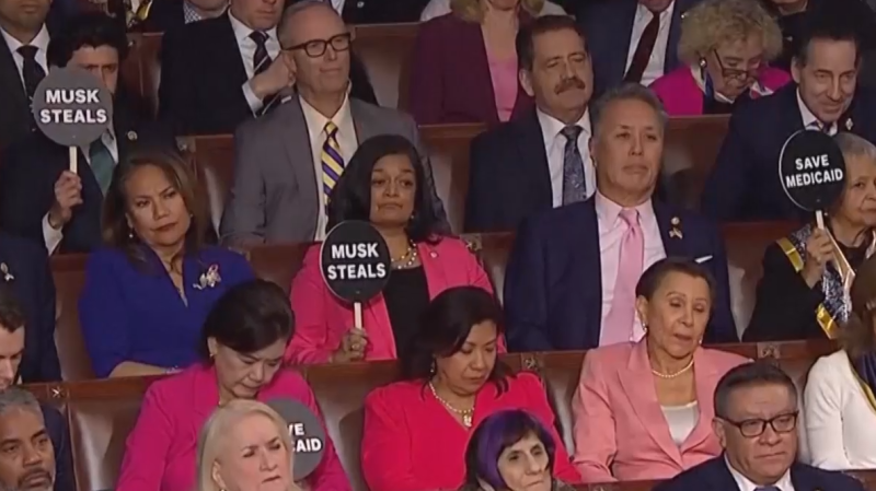 &laquo;Маск ворует&raquo;. Как демократы протестовали во время обращения Трампа
