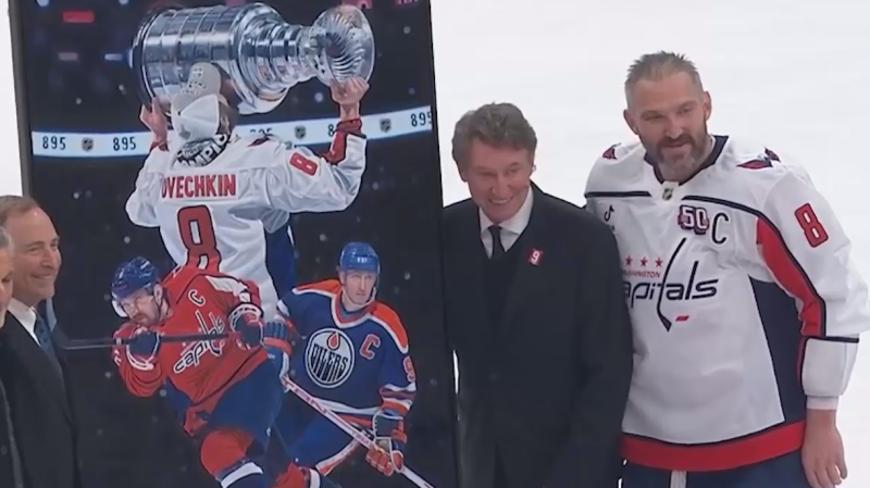 Матч НХЛ прервали ради торжественной церемонии в честь Овечкина