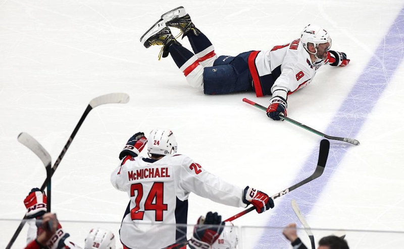 Матч НХЛ прервали ради торжественной церемонии в честь Овечкина