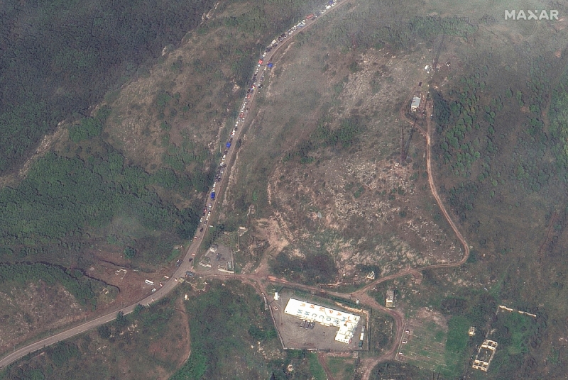 Maxar показала спутниковые снимки массового отъезда армян из Карабаха