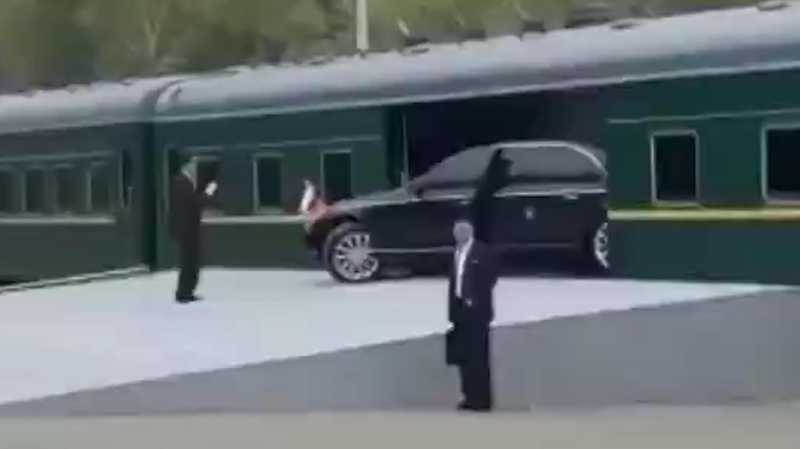 Maybach Ким Чен Ына заезжает в бронированный поезд. Видео
