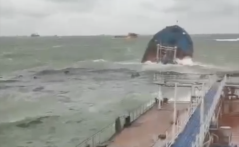 МЧС сообщило о погибшем на терпящем бедствие танкере в Керченском