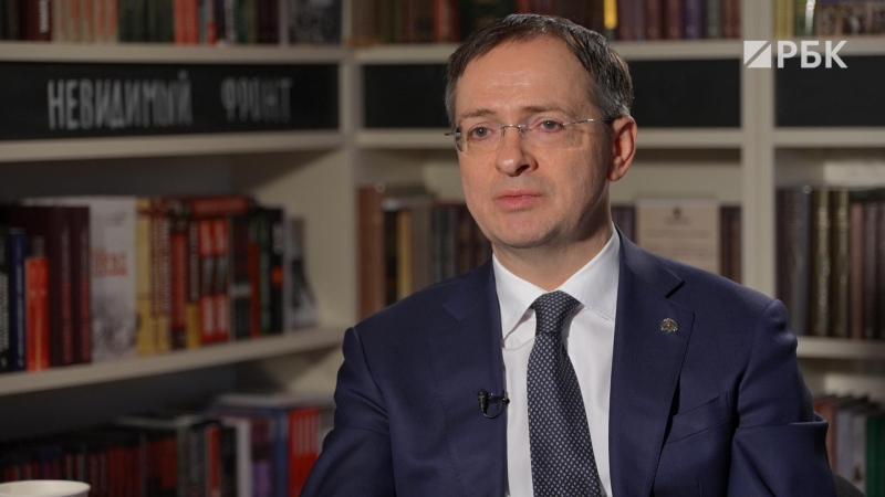 Мединский заявил о работе по «уходу от крайностей» в учебниках стран