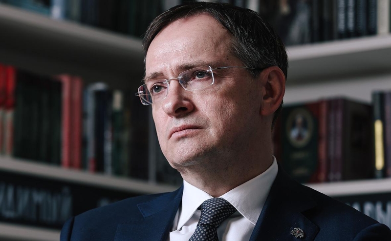 Мединский заявил о работе по «уходу от крайностей» в учебниках стран