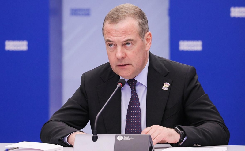 Медведев оценил возможные версии появления дронов в Европе