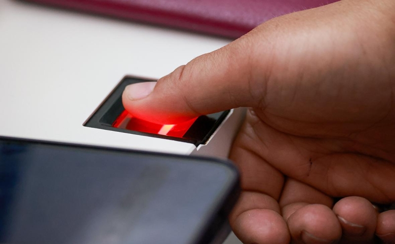 Медведев потребовал ввести биометрию на всех пунктах пропуска на