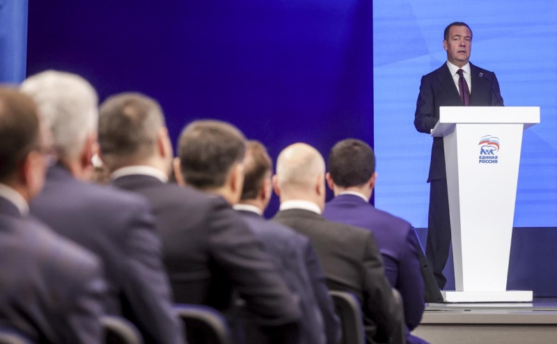 Медведев предложил потребовать компенсации за украинских националистов