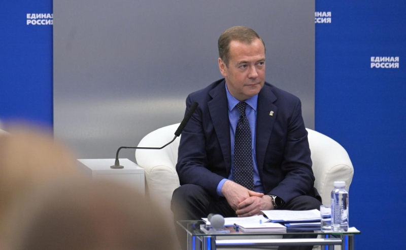 Медведев призвал &laquo;Единую Россию&raquo; не уподобляться КПСС и рассказал