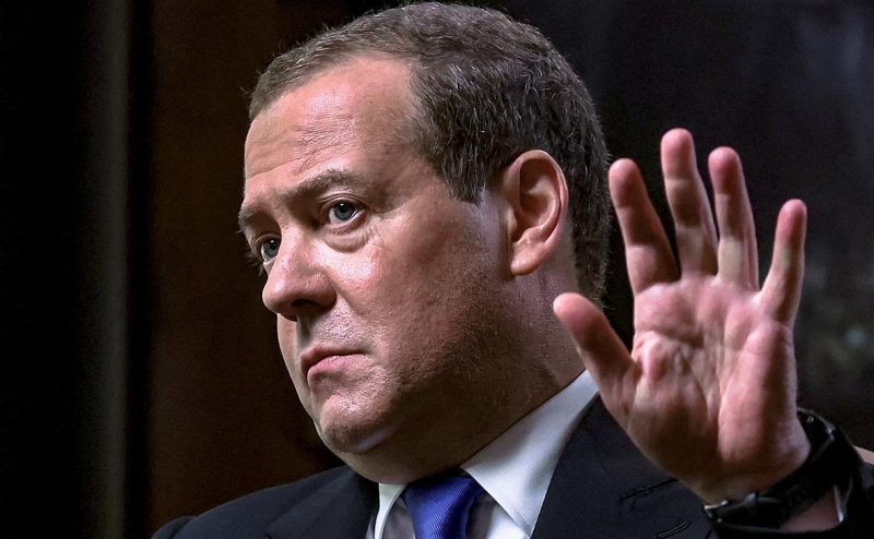 Медведев призвал «изничтожить стыдобу» со школьными туалетами на улице