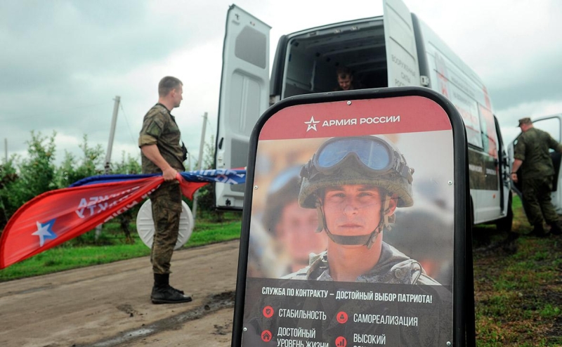 Медведев сообщил о наборе в армию около 280 тыс. контрактников