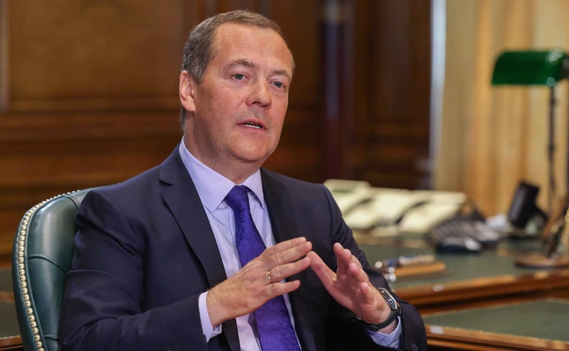 Медведев задал вопрос о лояльности после опыта с нейросетью «Яндекса»