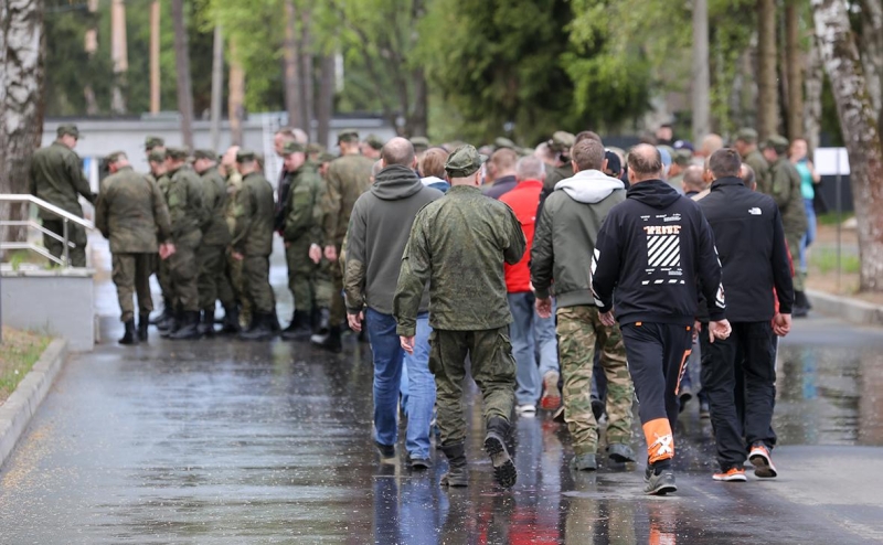 Медведев заявил о наборе в ВС более 117 тыс. контрактников и