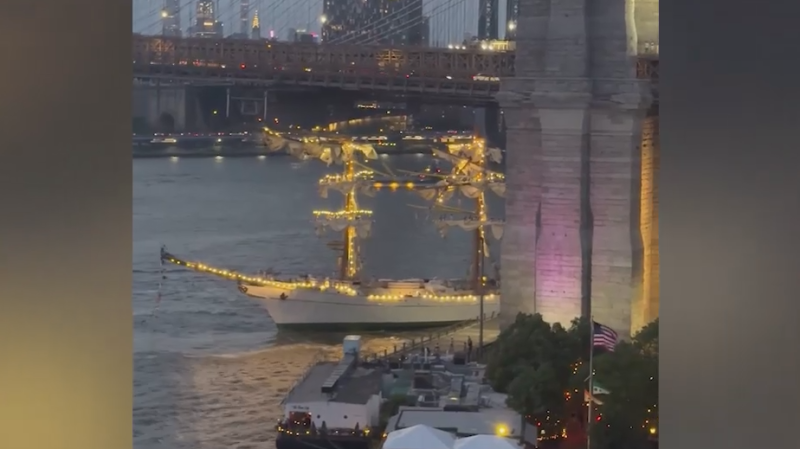 Мексиканское судно врезалось в Бруклинский мост в Нью-Йорке