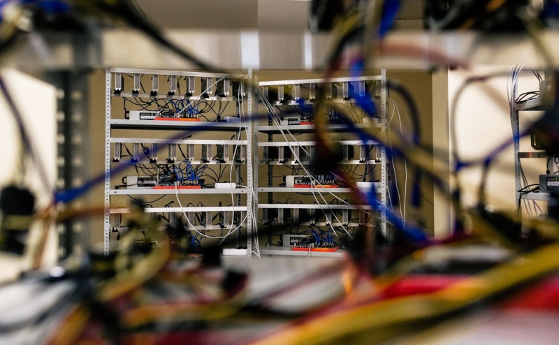 Меликов попросил запретить в Дагестане майнинг криптовалют