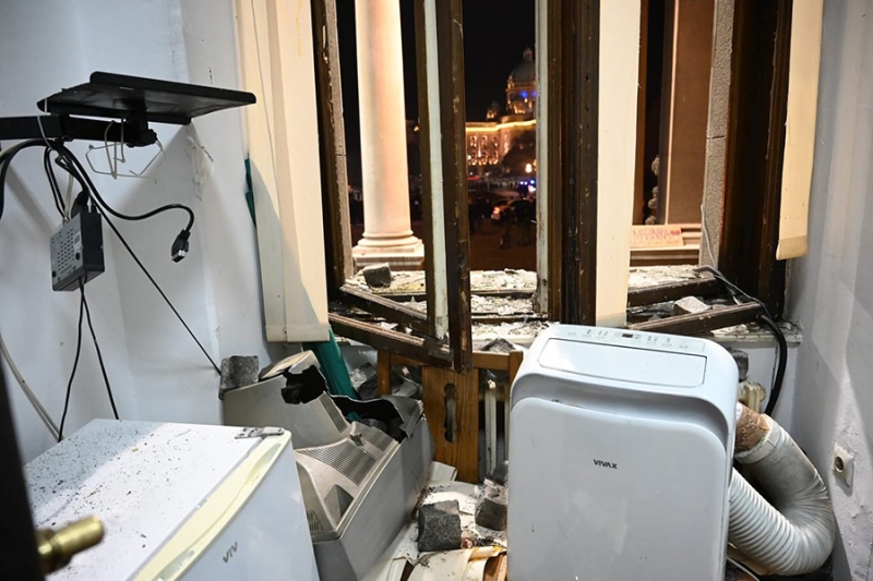 Мэр Белграда показал последствия погрома и заявил о «майданизации»