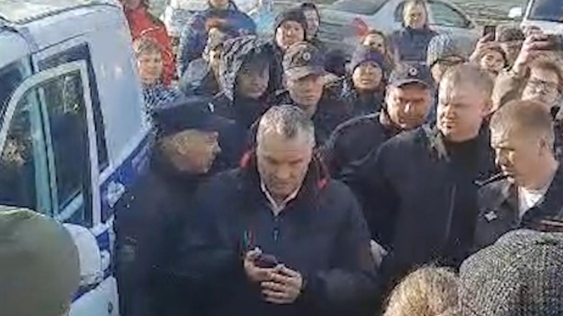 Мэр Орска вышел к потребовавшим его отставки жителям