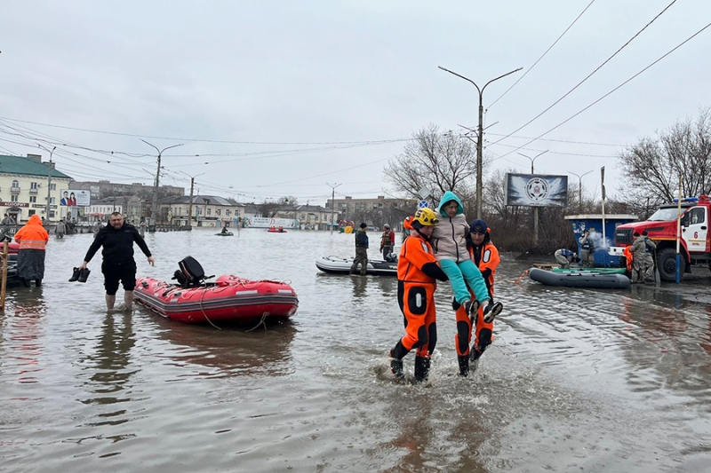 Мэр Орска вышел к потребовавшим его отставки жителям