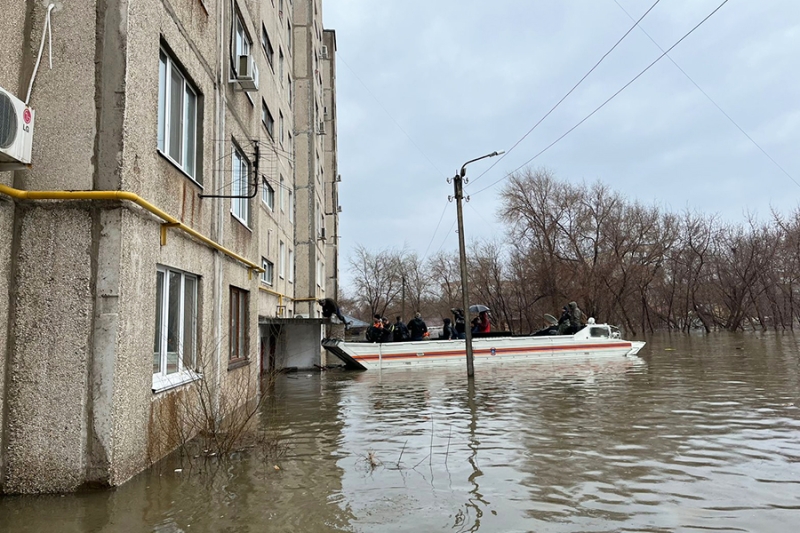 Мэр Орска вышел к потребовавшим его отставки жителям